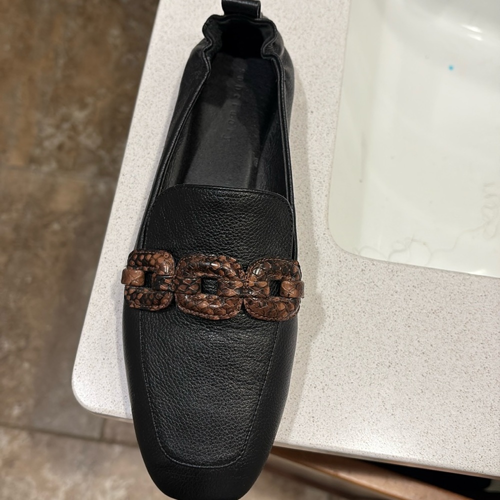 Beautiful black leather loafers!!